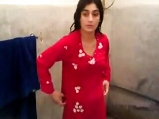 Uma garota paquistanesa Desi explora sua vermelhidão, procurando sexo indiano livre em uma cena quente.