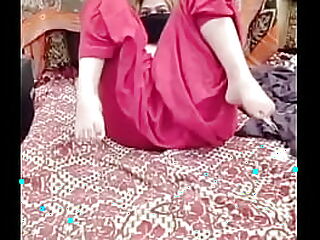 एक कामुक पाकिस्तानी लड़की एक गर्म सेक्स दृश्य में अपने नितंबों को चोदती है।