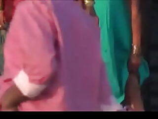 Tante Desi yang berani memamerkan kencingnya yang terbebaskan, berdiri tegak dan tanpa hambatan, merangkul sisi liarnya dalam video erotis ini.