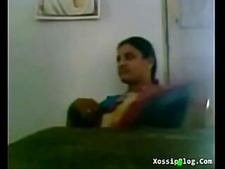 Andhra Omni öğretmeninin göğüsleri ateşli bir seansda hoplar ve sert bir şekilde sikişir.