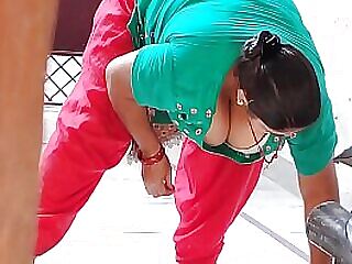 Uma dona de casa indiana se submete a uma foda anal áspera, gemendo de prazer enquanto é esticada e preenchida até a borda