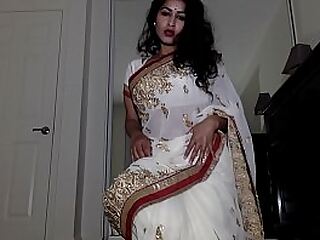 Eine atemberaubende reife indische Tante zieht sich aus und zeigt ihre atemberaubende Vagina.