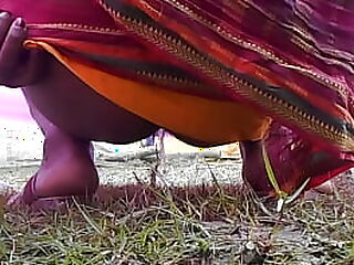 Une puriste indienne célèbre son jeu de pipi avec une chatte sensuelle en gros plan.