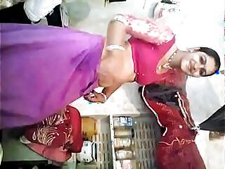 Seorang aunty India yang menggoda dalam pakaian tradisional turun dan kotor untuk wang.