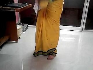 Saree-clad Indian aunty shares her belly button in a steamy, audio-filled encounter.
