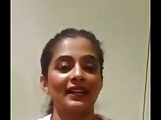 Eine tamilische Schauspielerin neckt und präsentiert ihre Vorzüge mit ihren flinken Fingern, was dich nach mehr verlangen lässt.