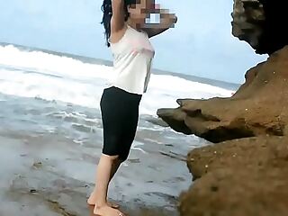 La tía tamil Farhana R. se entrega al sexo anal en la playa sin inhibiciones.