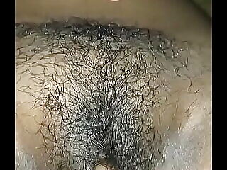 Uma mulher Tamil com um gemido de pássaro tem seus buracos preenchidos com esperma.