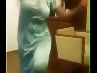 भारतीय लड़की आकर्षक नृत्य करती है और उसे घटता पता चलता है.