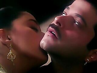 Encontro sensual entre Anil Kapoor e Madhuri Dixit em Beta.