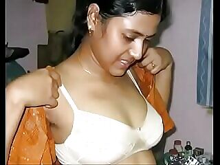 Последнее видео горячей тамильской девушки обязательно удовлетворит ваши желания. Не пропустите этот горячий клип.