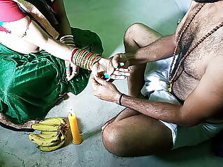حيل القائد الروحي المضلل امرأة تعبد الرقائق في اللقاء الجنسي، مما يؤدي إلى متعة شديدة في الفيديو الإباحي الهندي ..