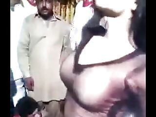 섹시한 파키스탄 미인이 전통적인 인도 옷차림으로 유혹하며 에로틱 댄스를 즐깁니다.