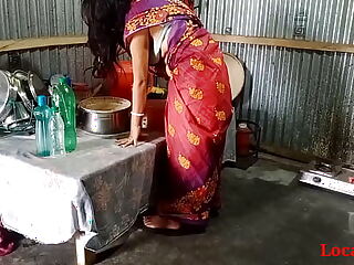 Gadis Bengali yang panas dengan fantasi dalam saree tradisional menjadi nakal dalam pertemuan seksual yang panas