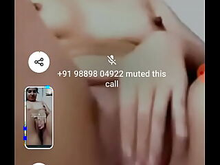 Hintli bir kadının safran renkli bir penisle zevk keşfetmesini içeren bir titreme videosu.