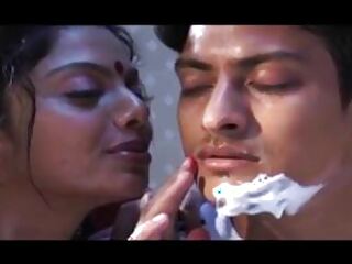 火辣的Telugu情色片,特色是诱人的性交和露骨的场景。