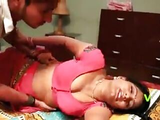 .Experimenta la emoción de las bhabhis alternantes en un único vídeo, mostrando su sensualidad y erotismo únicos.