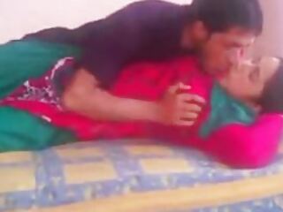 Seorang performer Desi terangsang oleh pasangan pria dominannya di webcam.