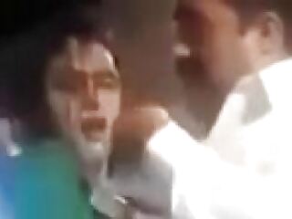 Seorang wanita Pakistan meneroka sisi liarnya dalam video erotika ini, menikmati tindakan terlarang dengan pasangan kulit hitam.