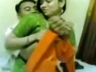 Video India yang serba lambat menampilkan perut yang kaku dan permainan bola mata yang sensual.