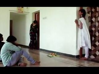 Ein Amateur-Tamil-Paar filmt ein uninspiriertes und unabsichtlich komisches Sexvideo.