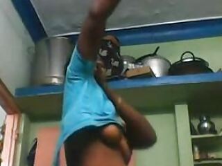 Suami Bhabhi menangkap permainan solonya di webcam overhead.