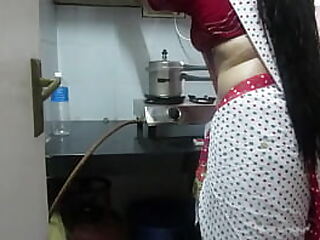Leena Bhabhis Bauchnabel dampft in diesem indischen XXX Video heiß, als die Hausfrau verführerisch mit ihren aufreizenden Bewegungen lockt.