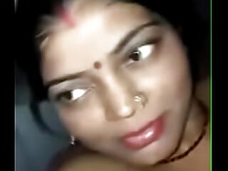Eine sexy Desi-Frau erfüllt ihre kinky Wünsche mit einem gut bestückten Hengst und gibt sich intensiver Analsex-Action hin.